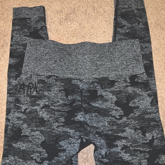 Gymshark black camo leggings - Picture 3 of 4